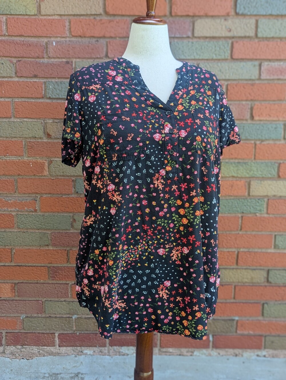 Torrid Size 0 Black Floral Henley Blouse 100% Rayon Short Sleeve Top